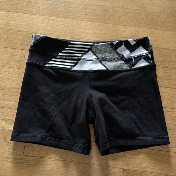 Lulu Lemon biker shorts - Picture 3 of 3